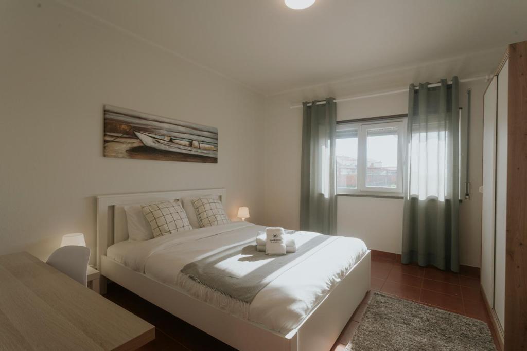 Un dormitorio con una cama con un osito de peluche encima. en Best Houses 115 - Faustino s House II, en Atouguia da Baleia