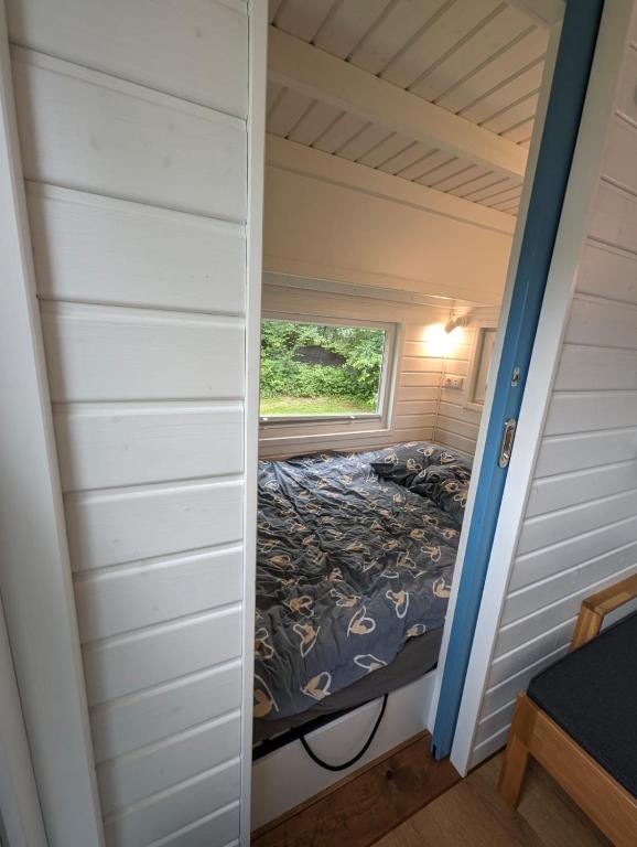 Postel nebo postele na pokoji v ubytování Tinyhouse Bergharen