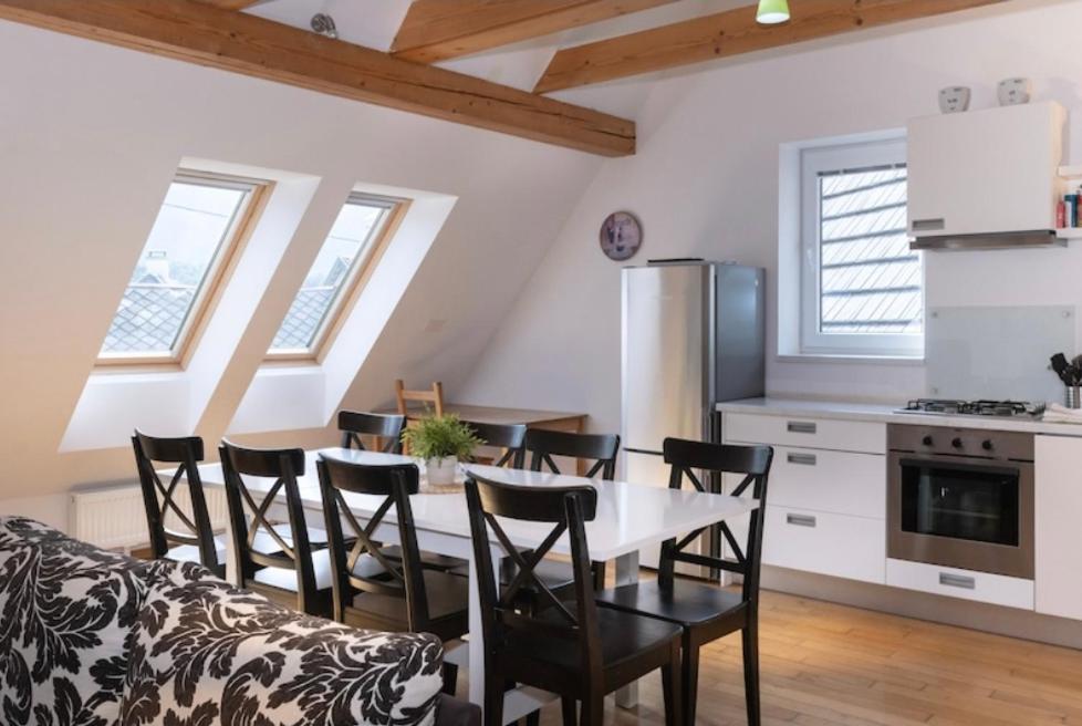 A kitchen or kitchenette at Fröccs Apartmann