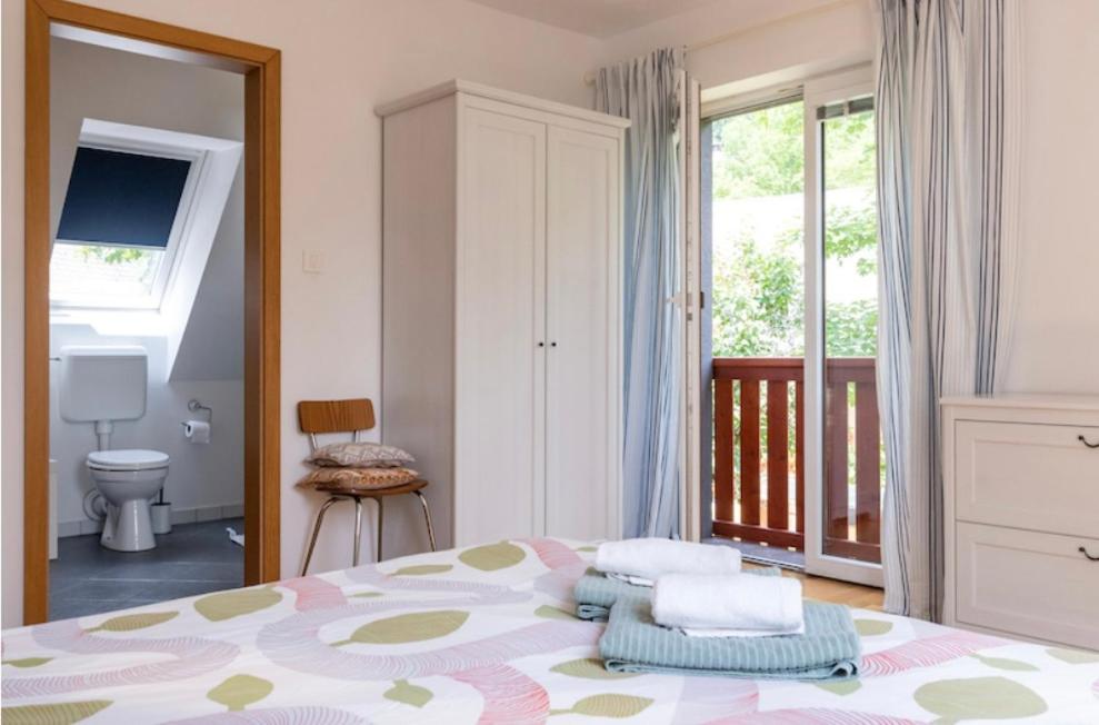 A bed or beds in a room at Fröccs Apartmann