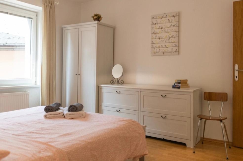 A bed or beds in a room at Fröccs Apartmann