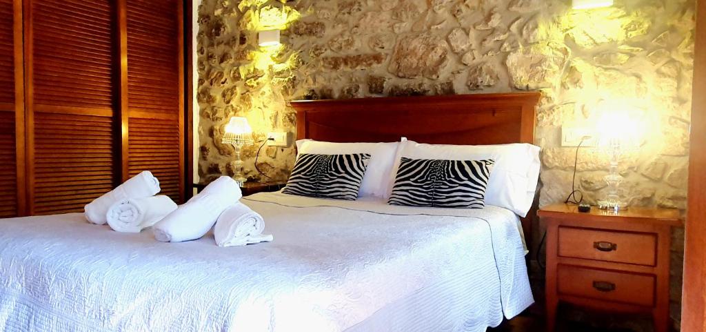 A bed or beds in a room at El Juacu