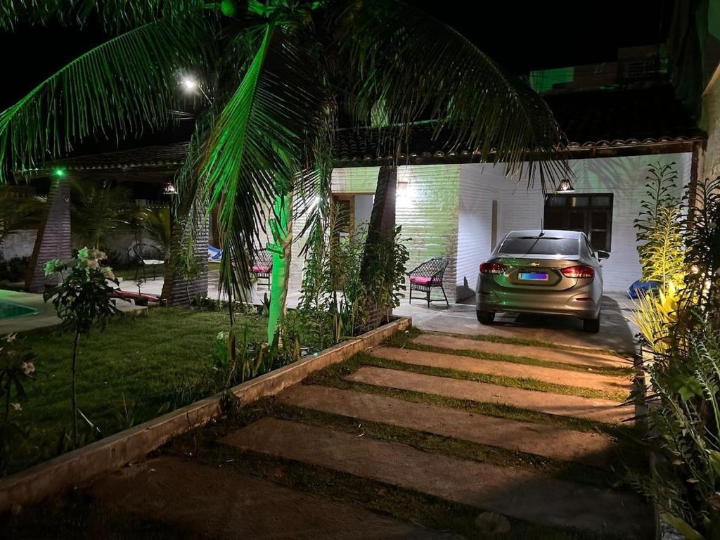 São Gonçalo do AmaranteにあるTaiba Beach Aconchegoの夜間の家の前に停車する車
