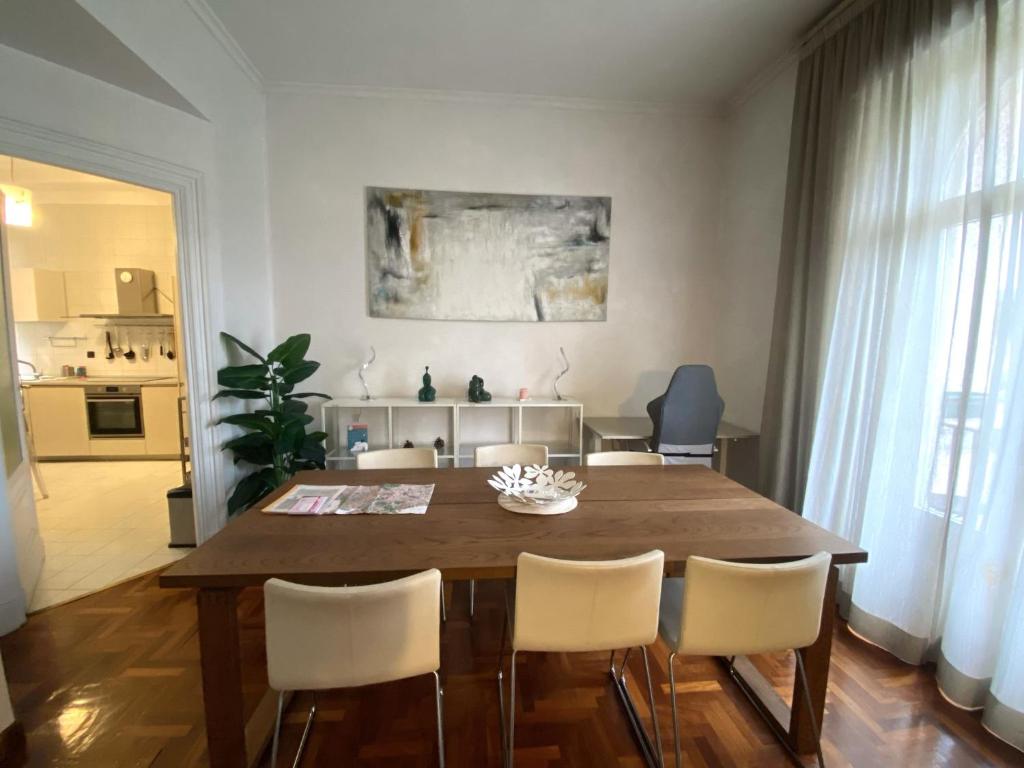 A kitchen or kitchenette at Large and bright apartment amazing view Basilica San Giovanni in Laterano