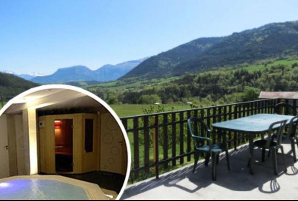 une vue d'un balcon avec une table et des chaises dans l'établissement Les Gites du Finet -Châtel, à Lalley