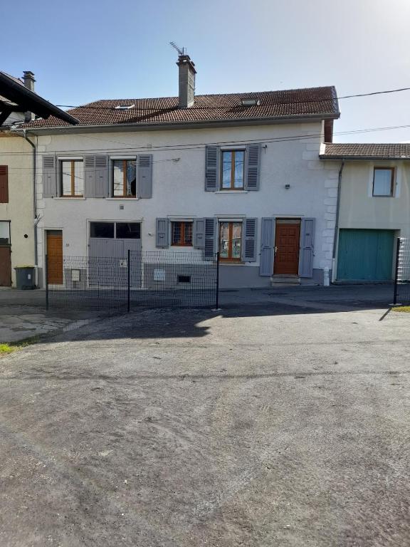 une maison blanche avec une clôture devant dans l'établissement Voiron grande maison, à Voiron