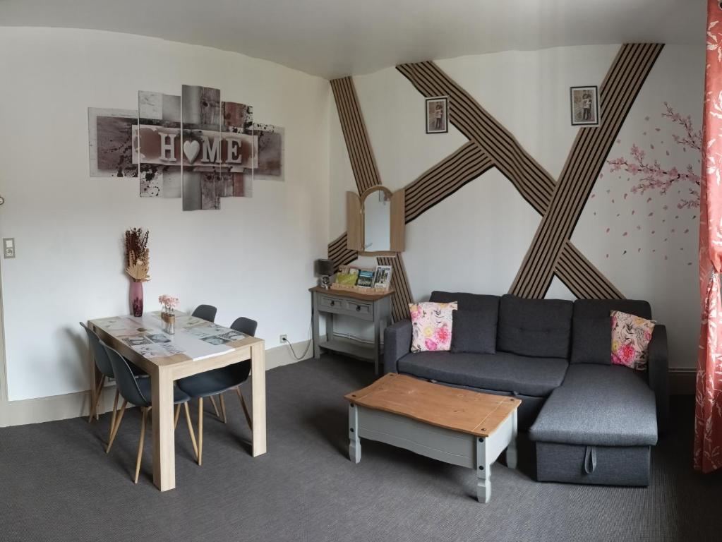 una sala de estar con un sofá y una mesa en Escale Bussenette, en Bussang