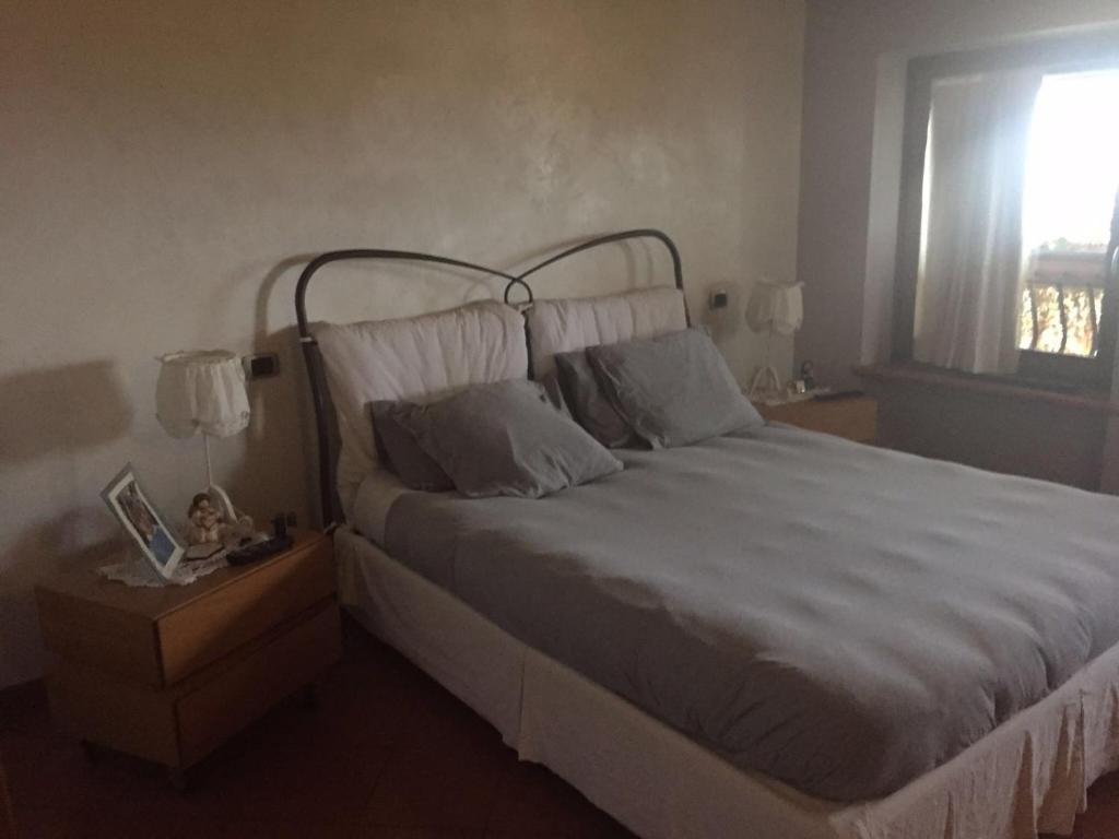 a bedroom with a bed and a window at CA' BELLAVISTA in Bardolino