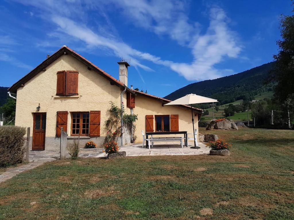 une maison avec un banc devant dans l'établissement Maison de montagne, à Soulan