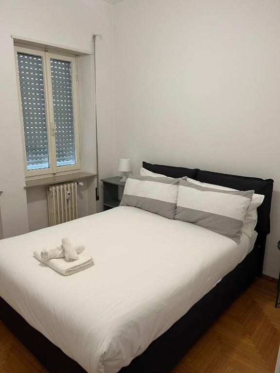 a bedroom with a large white bed with towels on it at Ca Re Dante in Pordenone