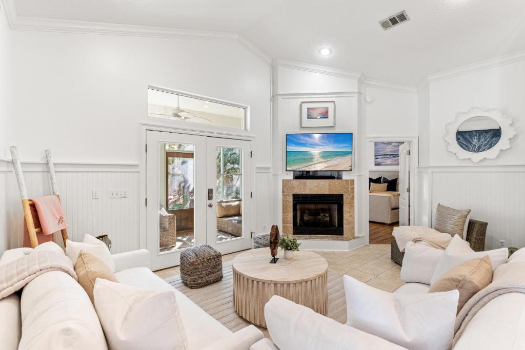 salon z białymi meblami i kominkiem w obiekcie Camp Seabreeze w mieście Inlet Beach