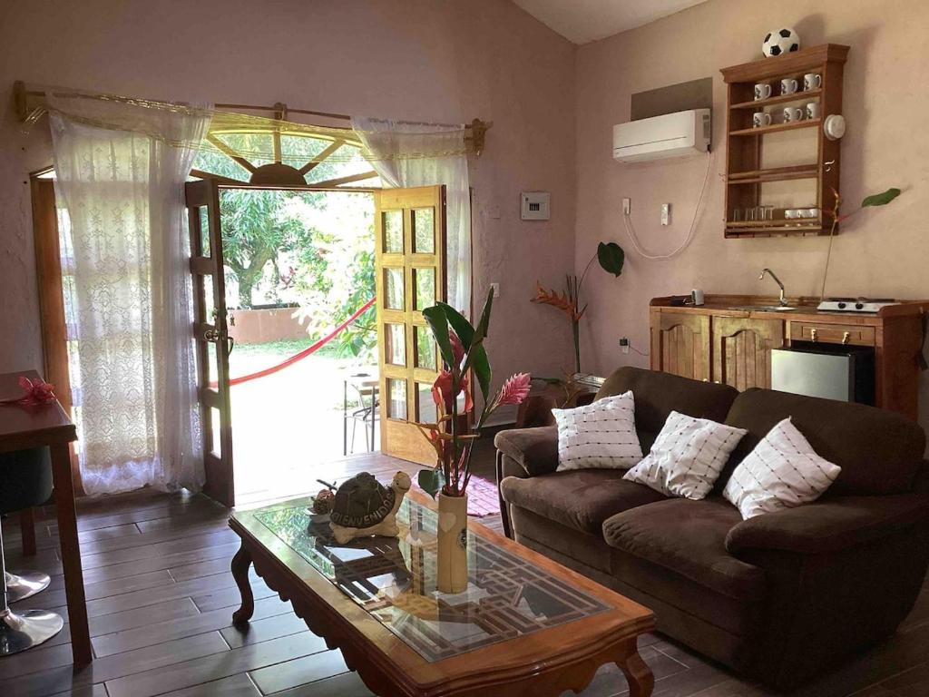 Χώρος καθιστικού στο cabin Claro luna orchard, swimming pool 70mbps wifi