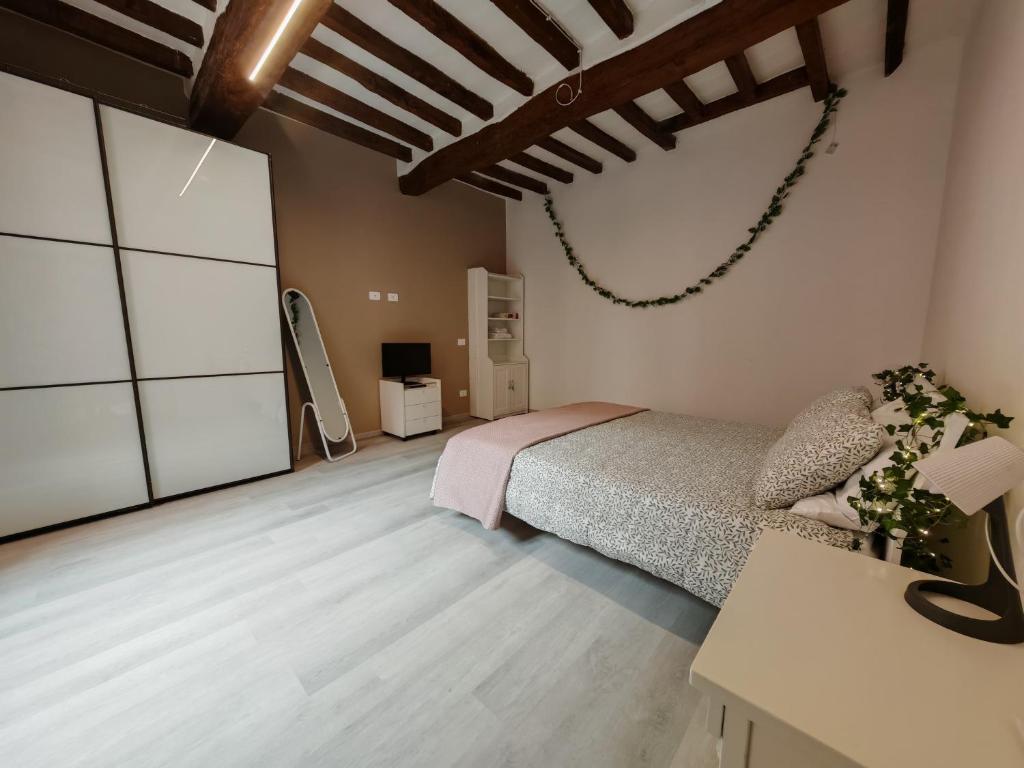 Postel nebo postele na pokoji v ubytování La Sosta-appartamento a pochi passi dalla stazione