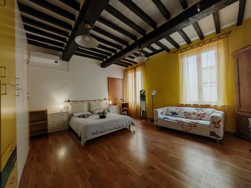 a bedroom with two beds and yellow walls at La sosta 2-Casa accanto alla stazione dei treni in Modena