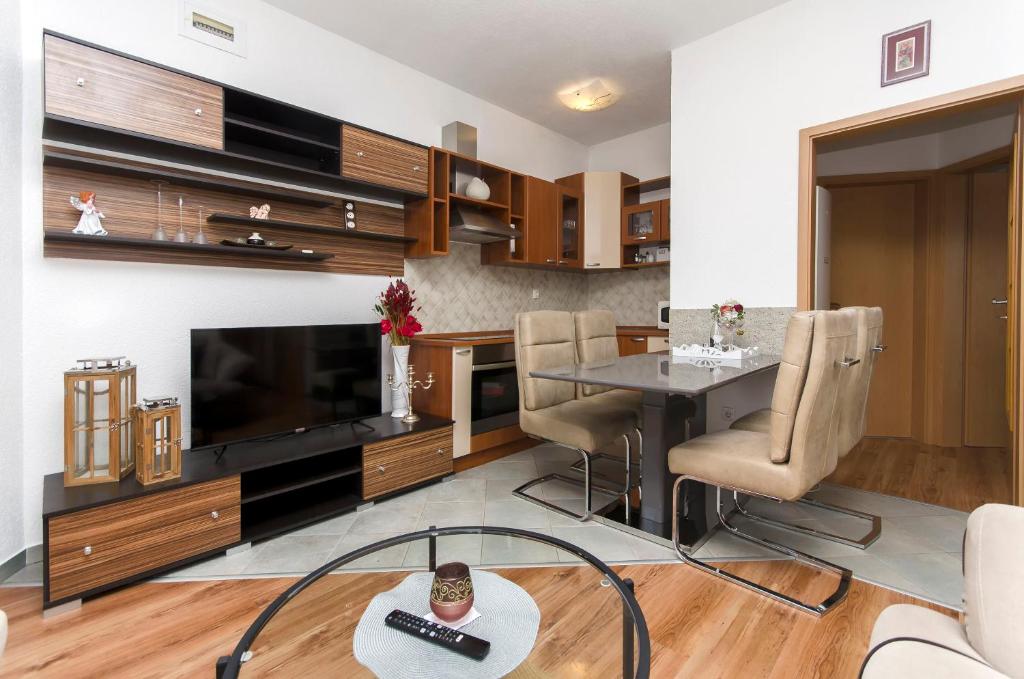 Kuchyň nebo kuchyňský kout v ubytování Apartments Ani