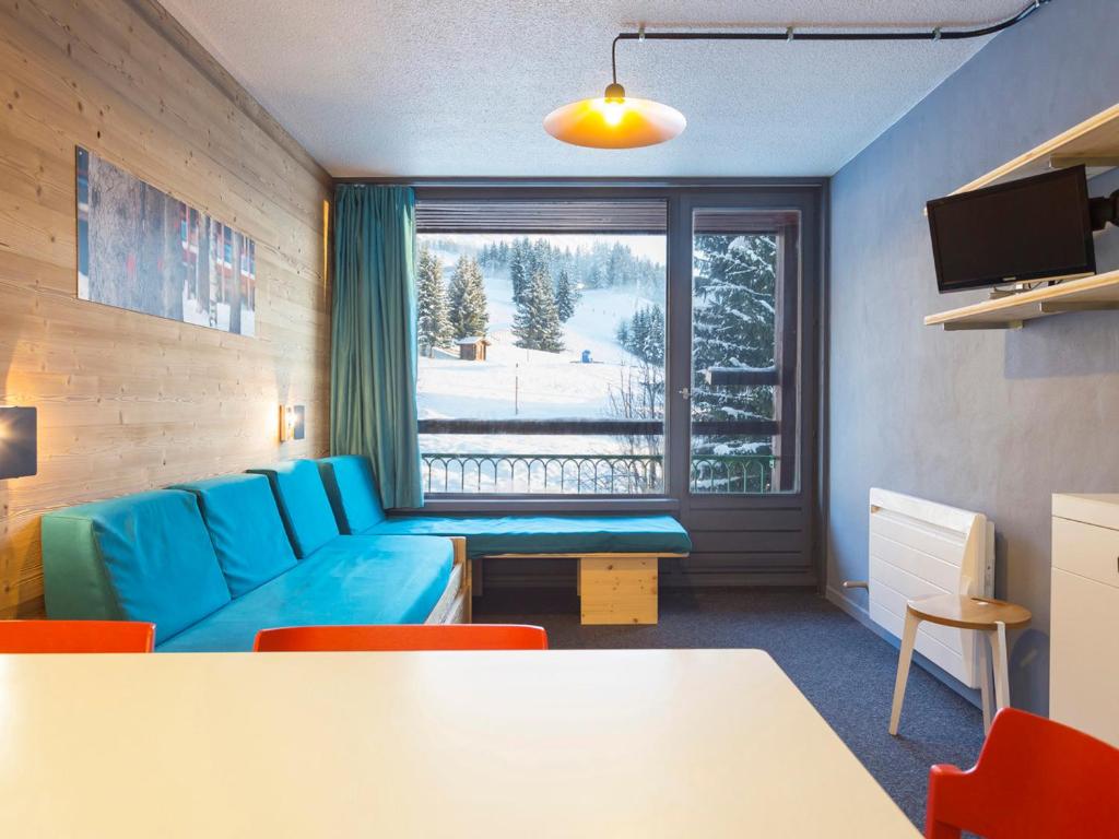 TV a/nebo společenská místnost v ubytování Studio rénové, ski aux pieds, balcon sud, Arc 1800 - FR-1-346-357