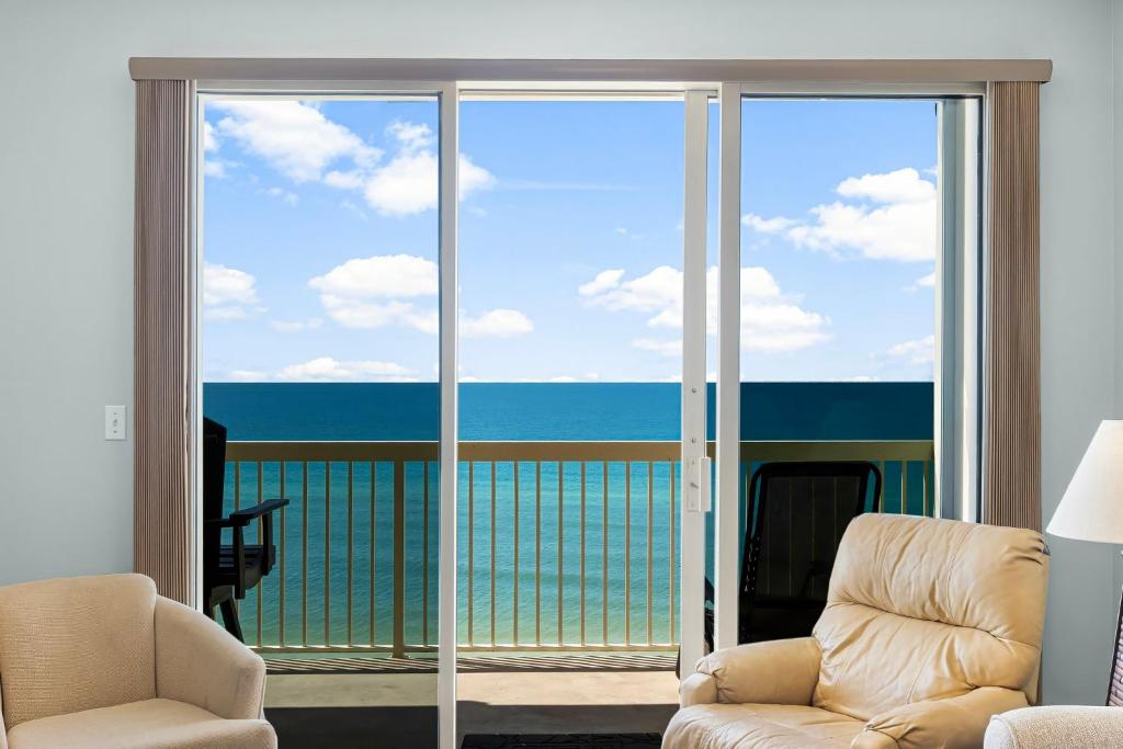 un soggiorno con vista sull'oceano di Celadon #0808 a Panama City Beach