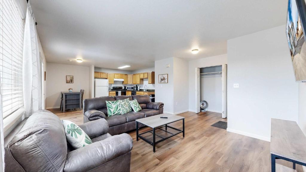 Μια τηλεόραση ή/και κέντρο ψυχαγωγίας στο Convenient two bedroom near DIA