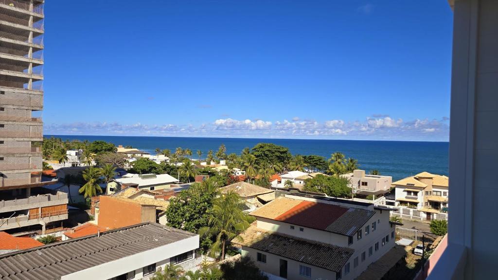 uitzicht op een stad met de oceaan op de achtergrond bij Pedra do Sal Privilege in Salvador