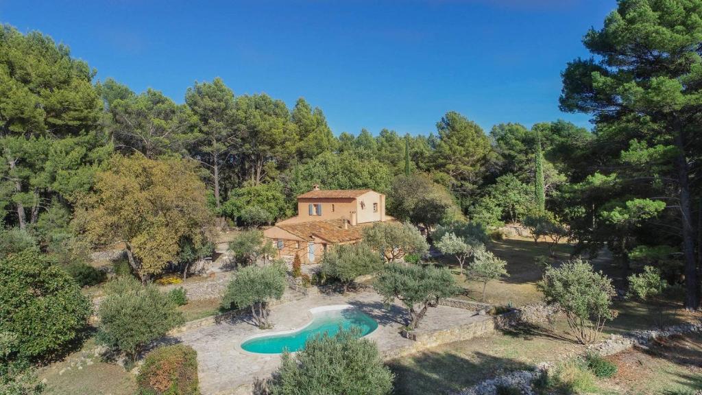 une vue aérienne d'une maison avec piscine dans l'établissement Villa Tourmarin à Flayosc, à Flayosc