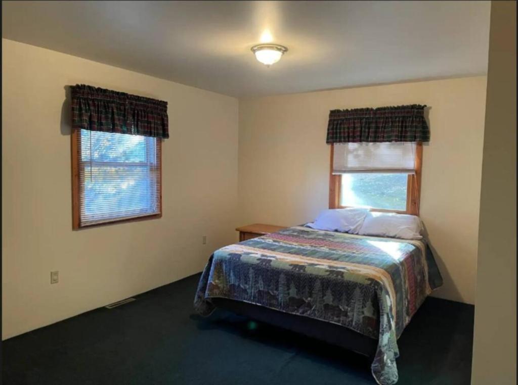 Postel nebo postele na pokoji v ubytování TB-19 Thunder Bay Resort Cabin 19