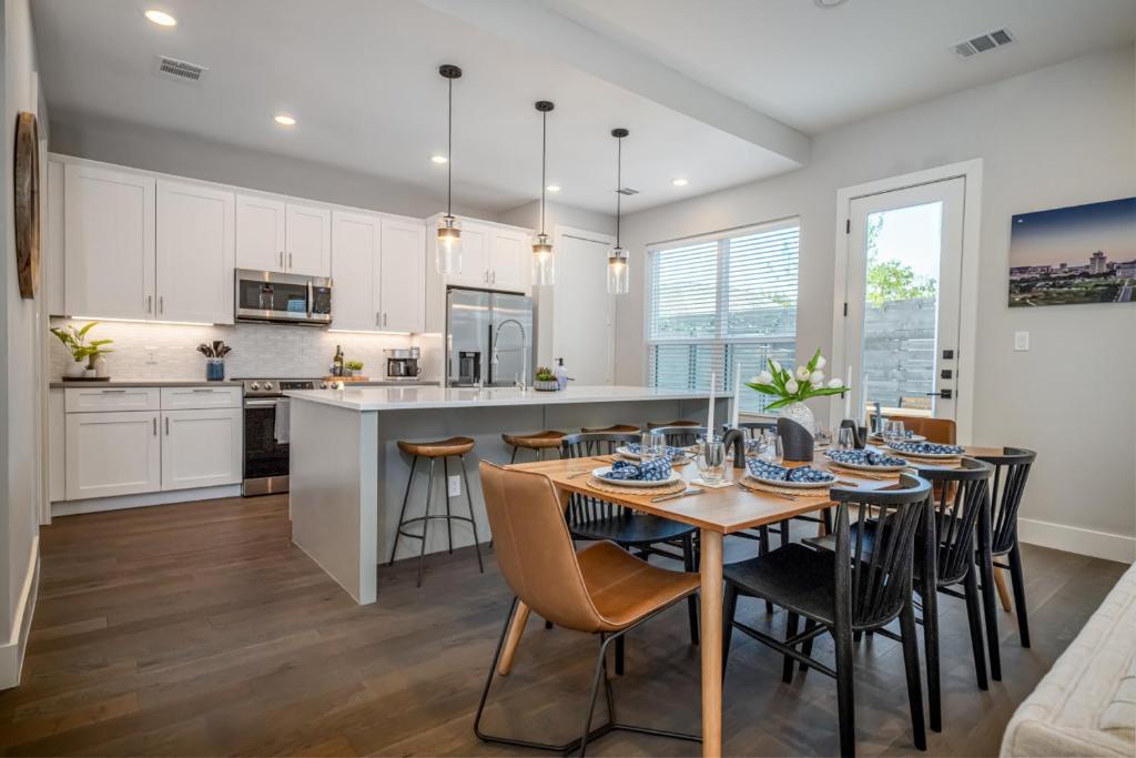 Η κουζίνα ή μικρή κουζίνα στο The Quad 4 Modern Suites Private Yard Grill 2 Miles to Kyle Field