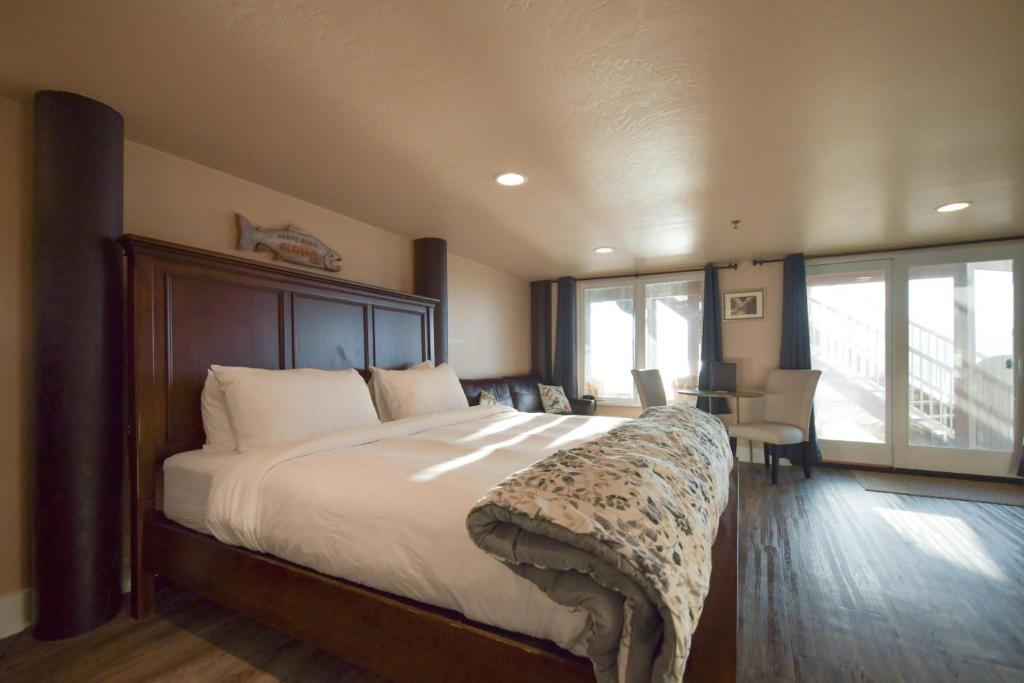 a bedroom with a large bed with a large window at Lakeshore Lodging Lodge 609 in Homer