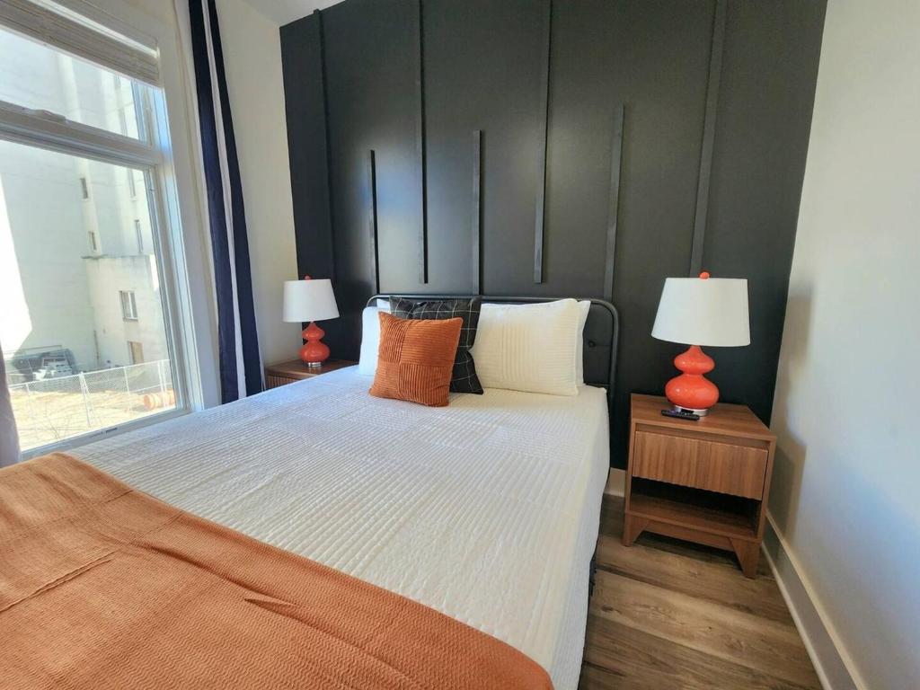 Postel nebo postele na pokoji v ubytování The James Suite One-Newly Built, 2 BR, Beach Block
