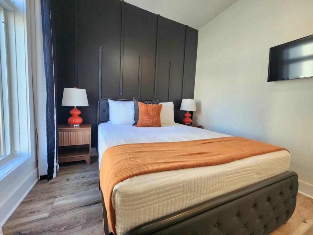 Postel nebo postele na pokoji v ubytování The James Suite One-Newly Built, 2 BR, Beach Block