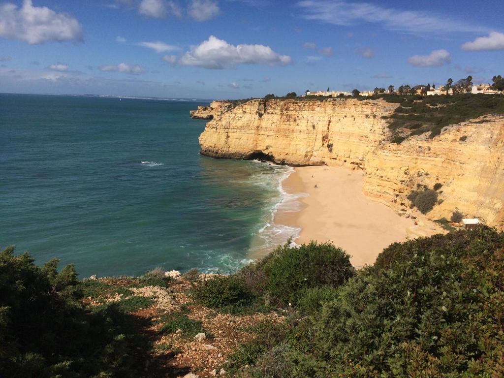 vistas al océano y a una playa de arena en Apartamento Praia do Vau, en Alvor