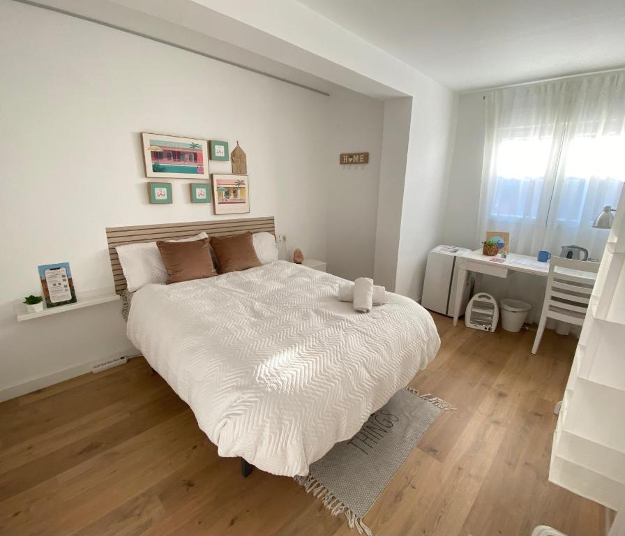 a bedroom with a large bed and a desk at Palace Residence - Habitación en apartamento in Granada