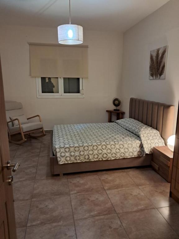 sypialnia z łóżkiem i oknem w obiekcie ILIANA.APARTMENTS w Kardamenie