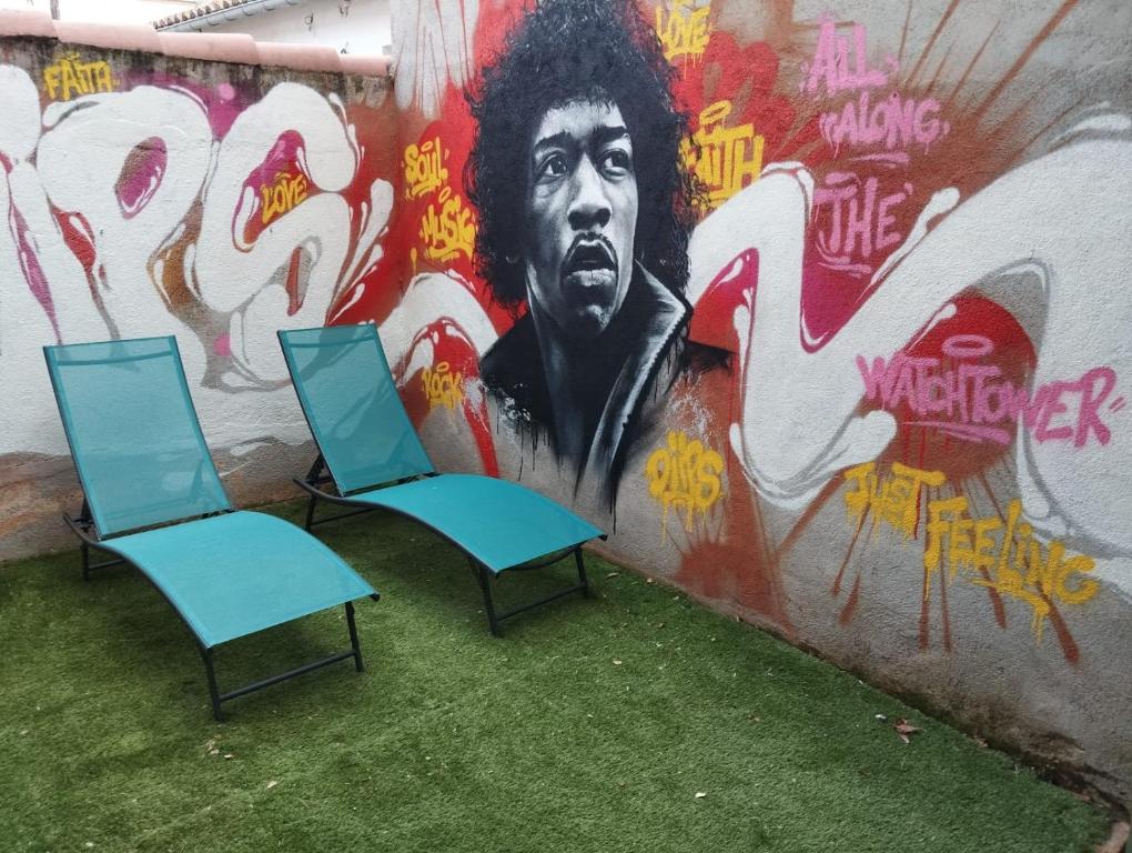 two chairs in front of a wall with a mural at Maison 2 faces Argeles Centre Ville in Argelès-sur-Mer