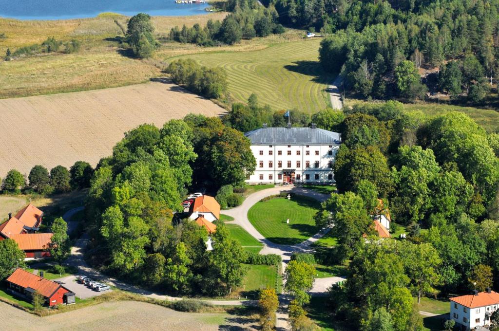 uma vista aérea de uma casa no meio das árvores em Husby Säteri em Söderköping