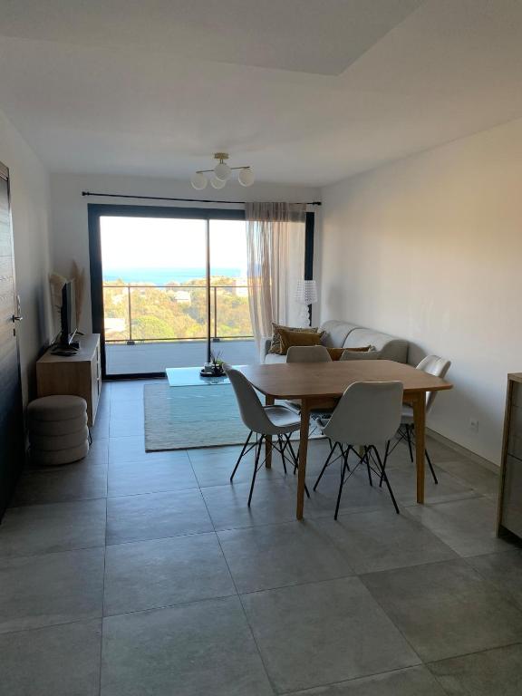 - une salle à manger avec une table et des chaises offrant une vue dans l'établissement Superbe T2 avec terrasse, à Bastia