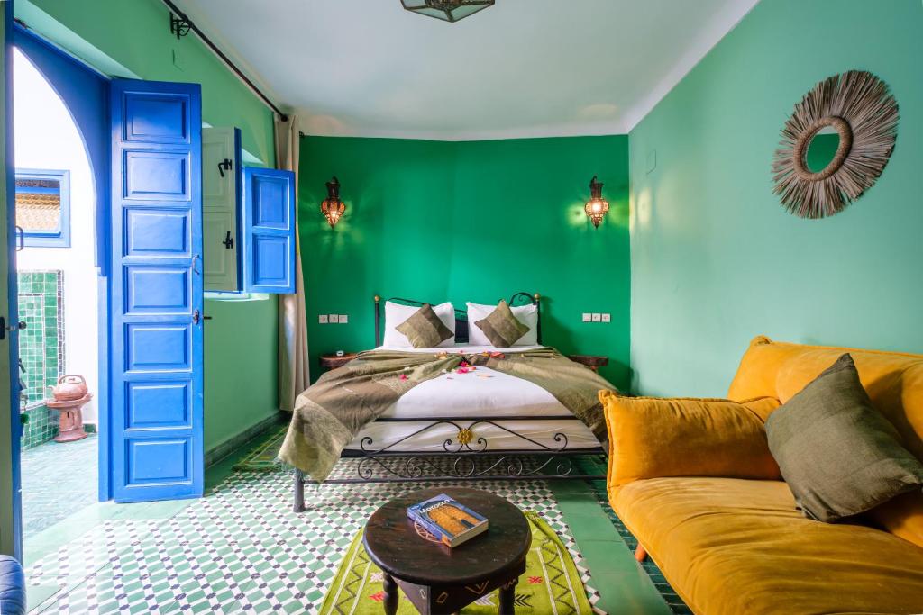 Postel nebo postele na pokoji v ubytování Riad Bobby Marrakech