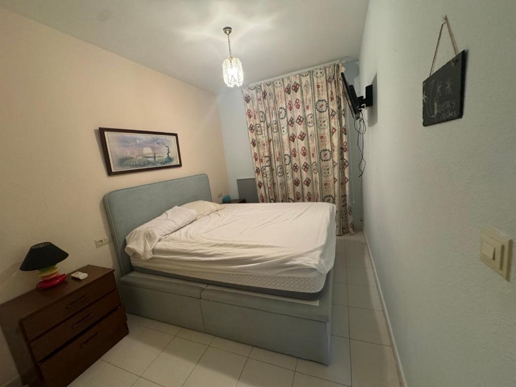 Un dormitorio pequeño con una cama y una ventana. en Riberadetox, en Santiago de la Ribera