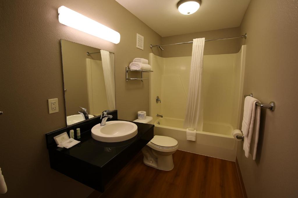 Motel 6-Duluth, MN - Suite Regina