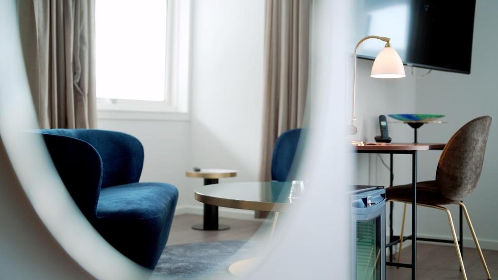 a living room with two chairs and a table at Hotel Arctic in Ilulissat