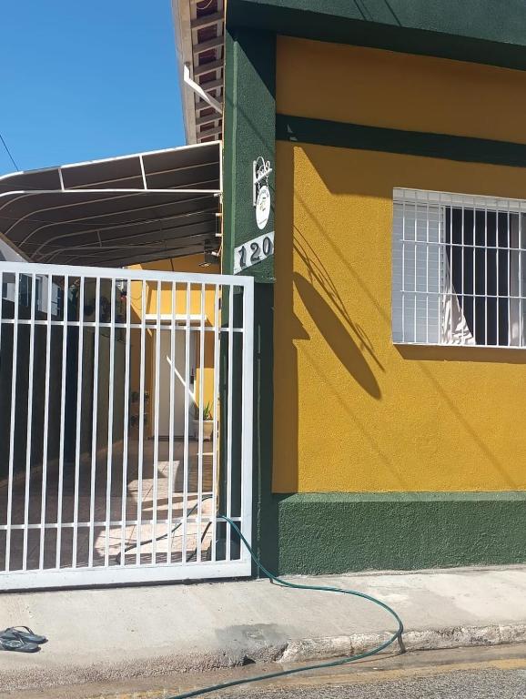 a building with a gate on the side of it at Hospedagem JM in Itu