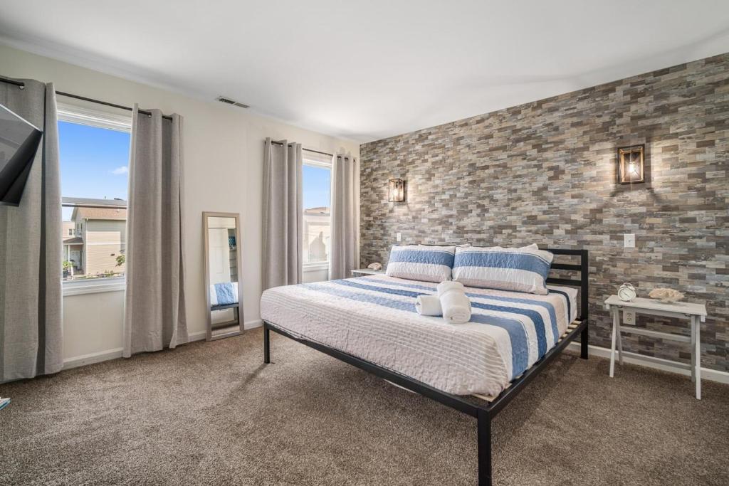 una camera da letto con un letto e un muro di mattoni di Sands Retreat-Cozy!Close to Ocean Casino & Beach! ad Atlantic City