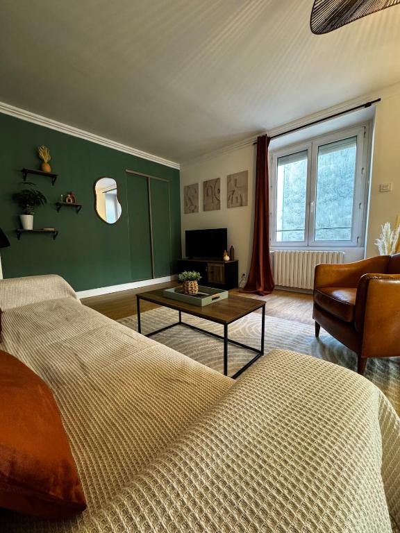 un salon avec un lit, un canapé et une table dans l'établissement Workshop Hypercentre, à Angers