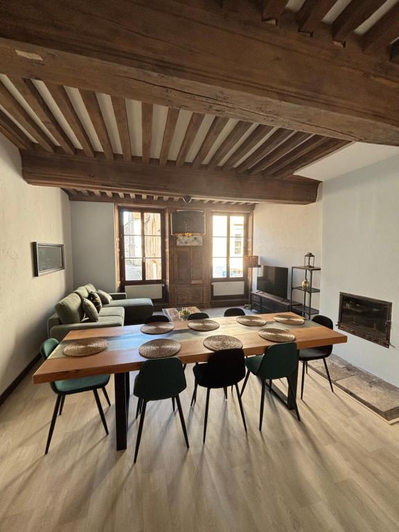 - un salon avec une grande table et des chaises en bois dans l'établissement Family, à Langres