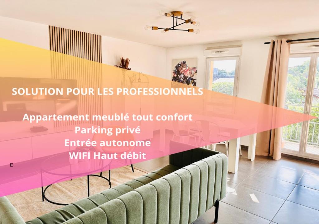 ein Esszimmer mit einem rosa Tisch und einem Sofa in der Unterkunft BtoBed - Location Professionnelle - Appartement 4 personnes Parking Gratuit - Proche Parc des Expositions et Aéroport CDG in Villepinte