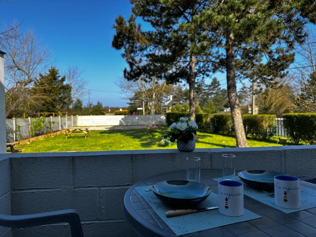 Zahrada ubytování Escapade à 700m de la plage, parking et terrasse le capucin