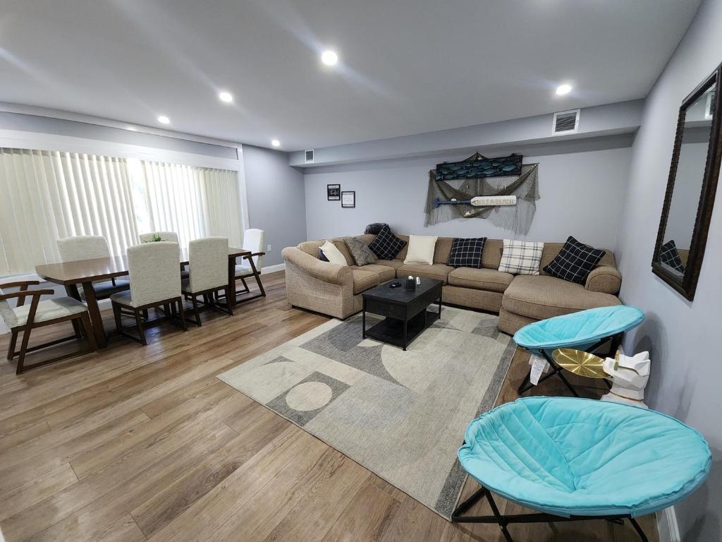 una sala de estar con un sofá y una mesa en HomeSense-Spacious & Block from Ocean Casino, en Atlantic City