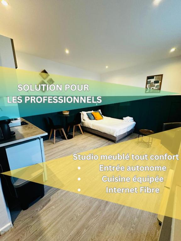 Cette chambre comprend un bureau et un lit. dans l'établissement BtoBed - Location Professionnelle - 2 Studios Confort - Proche Parc des Expos et Stade de France, au Bourget