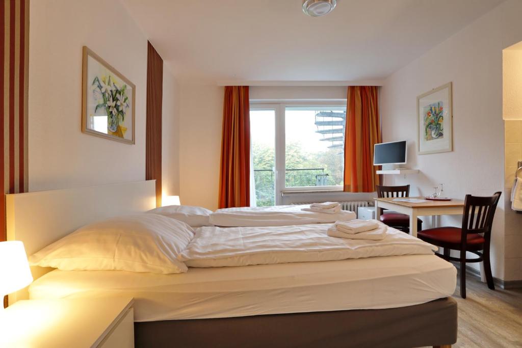 Postel nebo postele na pokoji v ubytování Hotel am Park