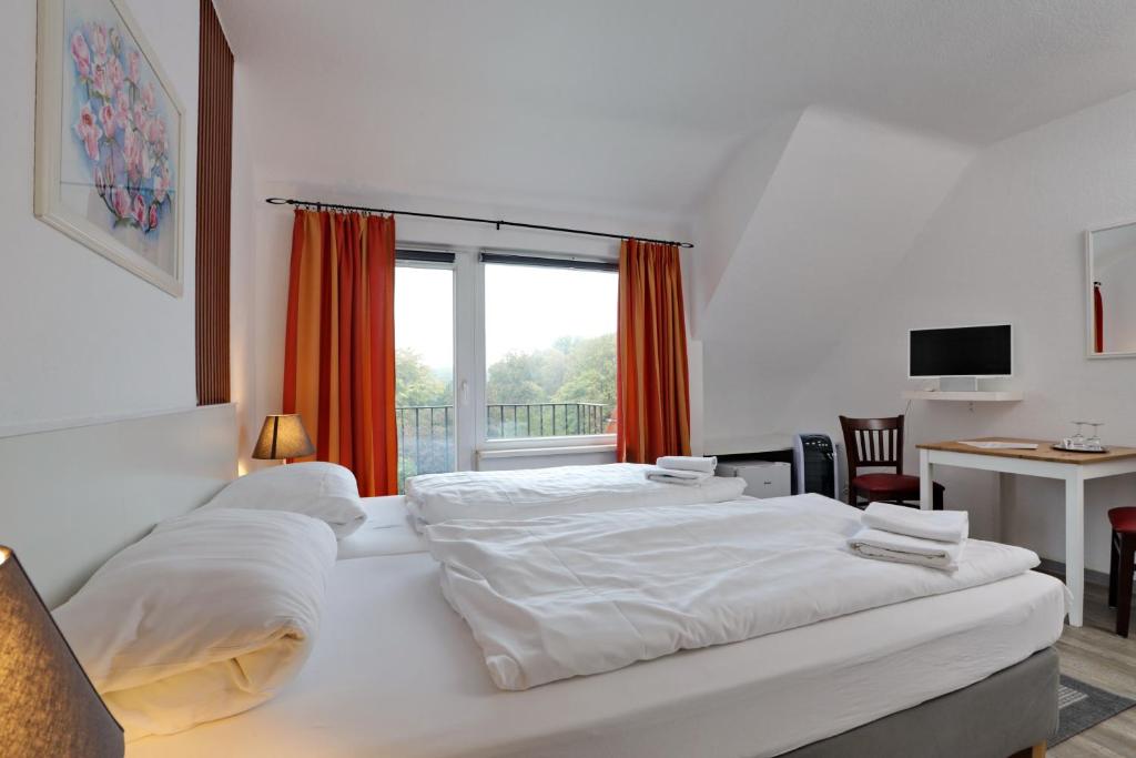 Postel nebo postele na pokoji v ubytování Hotel am Park