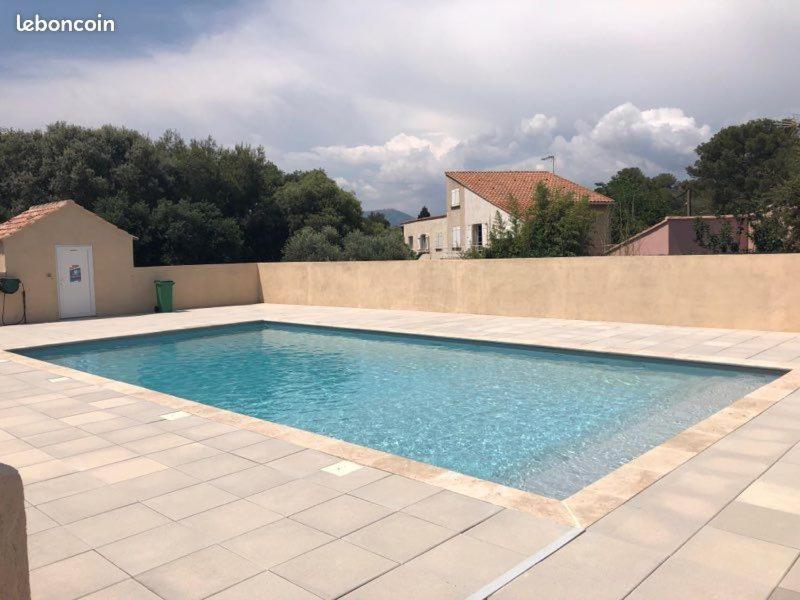 une piscine dans l'arrière-cour d'une maison dans l'établissement mobil home de luxe, au Pradet